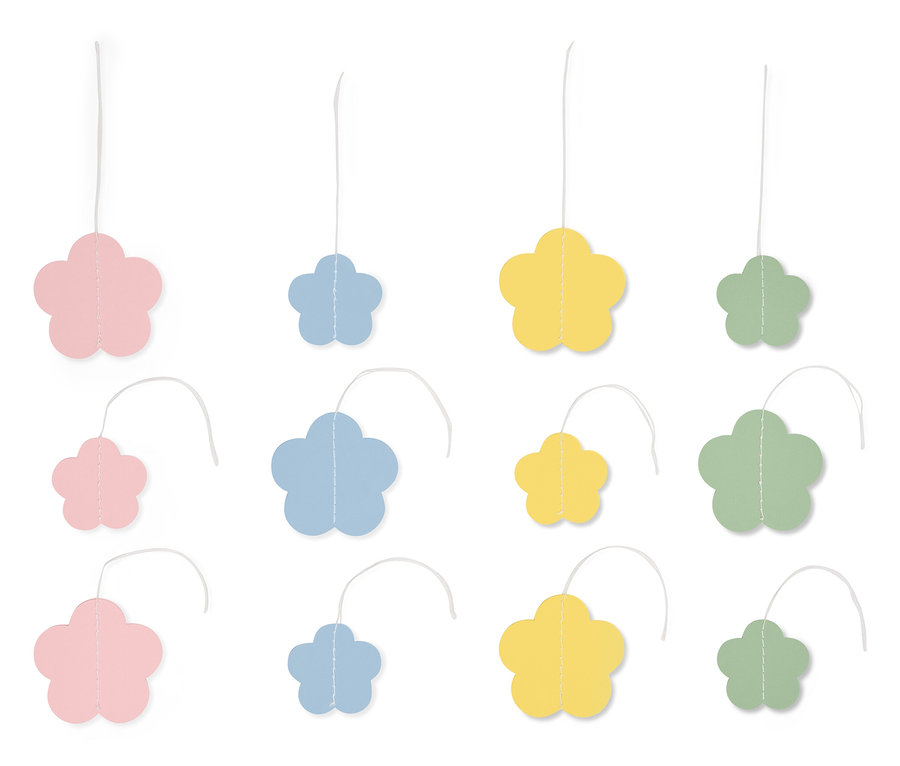 Mehrfarbige Blumenanhänger hängen an Schnüren vor einem weißen Hintergrund.