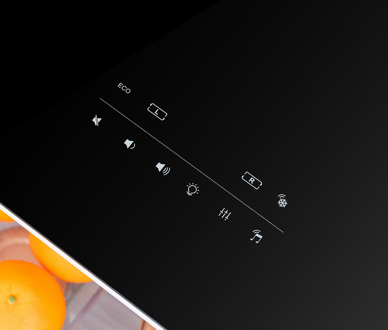 Nahaufnahme der schwarzen Touchscreen-Oberfläche des Caso Sound & Cool, weiß, mit weißen Symbolen und Orangen im Hintergrund.