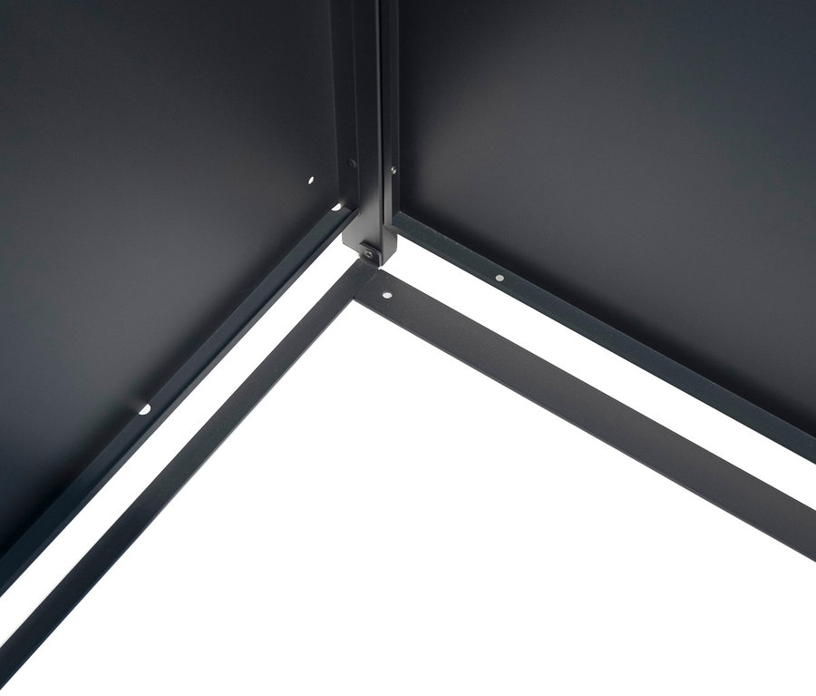 Nahaufnahme der Verbindung von Metallplatten und Rahmen eines schwarzen Pavillons.