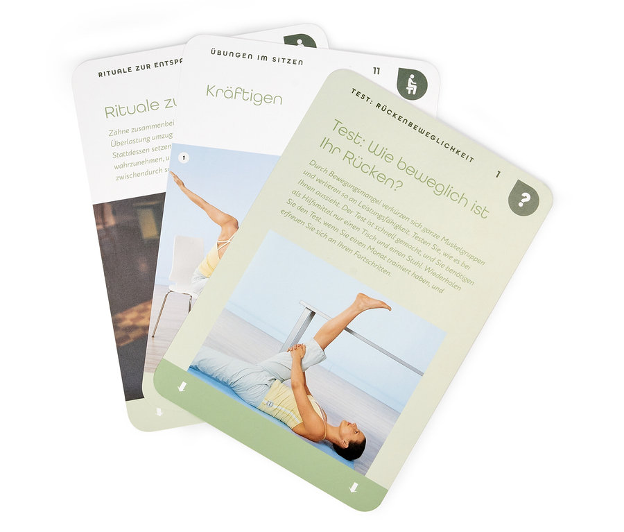 Drei Karten zeigen Übungen; eine Frau liegt auf einer Matte, eine andere sitzt auf einem Stuhl.
