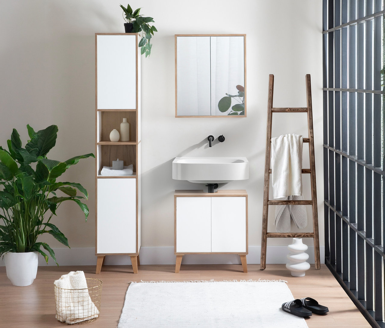 Badezimmer-Interieur mit Roba Spiegelschrank »Morena« mit zwei Türen und Spiegel, weiß mit Artisan-Eiche.