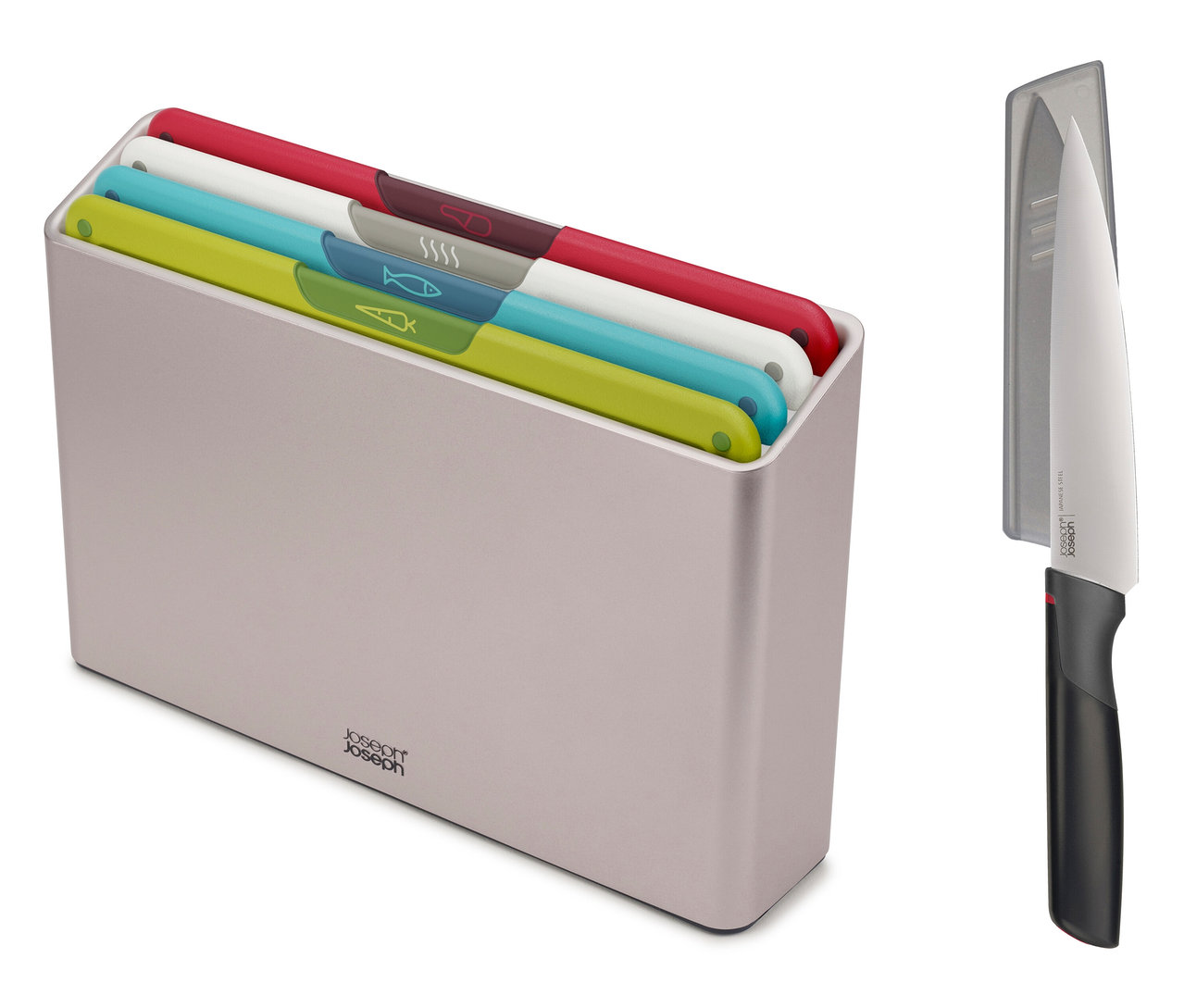 Ein Set von bunten Schneidebrettern in einem Aufbewahrungsbehälter und ein Messer mit Schutzhülle stehen auf einer Oberfläche.