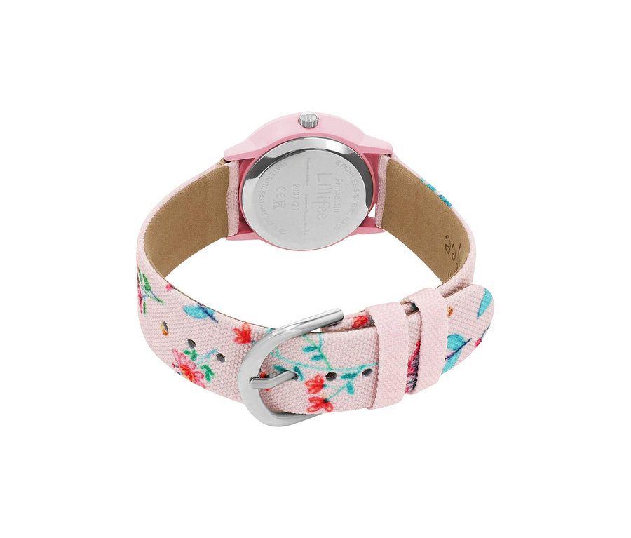 Rosa Kinderuhr mit floralem Stoffarmband und silberner Dornschließe, von hinten gesehen. Auf der Rückseite des Gehäuses steht „Lillifee“.