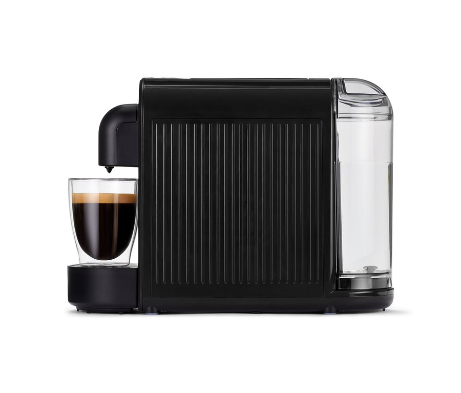Eine schwarze Cafissimo now black Kaffeemaschine mit einer Tasse Kaffee davor.