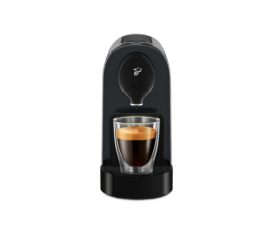 Eine schwarze Cafissimo pure+ mit einer Tasse Kaffee.