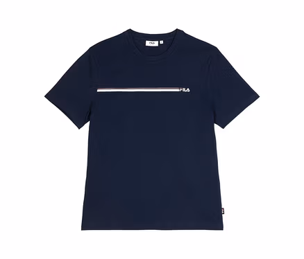 Dunkelblaues Kurzarm-T-Shirt mit Rundhalsausschnitt. Ein weißer und roter Querstreifen verläuft über die Brust, mit dem weißen „FILA“-Logo rechts davon.