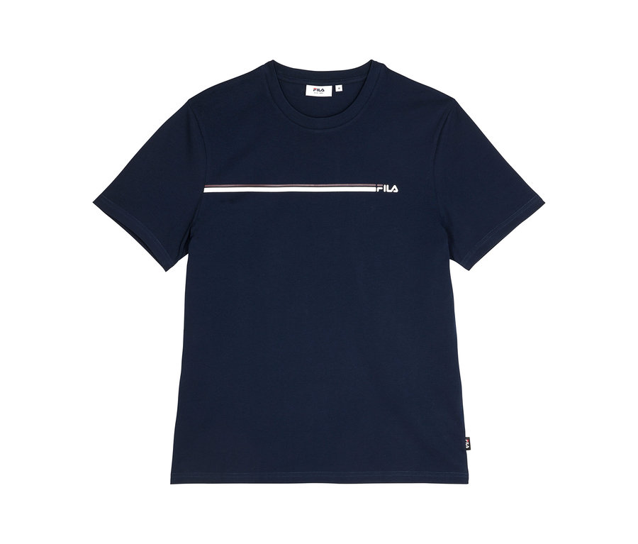 Dunkelblaues Kurzarm-T-Shirt mit Rundhalsausschnitt. Ein weißer und roter Querstreifen verläuft über die Brust, mit dem weißen „FILA“-Logo rechts davon.