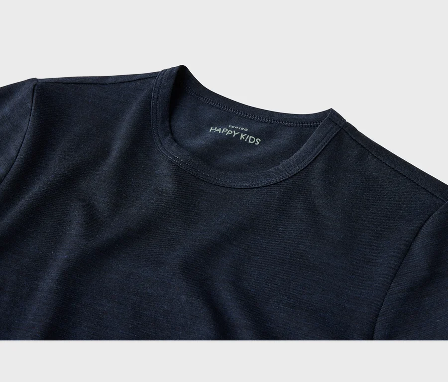 Dunkelblaues T-Shirt mit dezenter Melange-Struktur, Rundhalsausschnitt und einem hellgrünen „TCHIBO HAPPY KIDS“-Etikett im Nackenbereich.