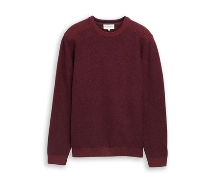Dunkelroter Rundhals-Pullover mit strukturierter Strickmusterung und gerippten Schultern, Bündchen und Saum.
