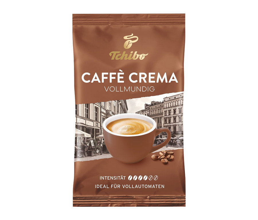 Eine braune Packung Caffè Crema & Espresso Probierset - 4x 100 g Ganze Bohne von Tchibo mit einer Tasse Kaffee und Kaffeebohnen im Vordergrund.