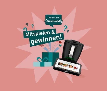Grafik auf rosafarbenem Sternenburst-Hintergrund mit dem Text „Mitspielen & gewinnen!“ und „TchiboCard Community“. Daneben sind ein geöffnetes Geschenkpaket mit Sternen und Fragezeichen sowie ein schwarzes Küchengerät mit einem Bildschirm voller Rezeptbilder abgebildet.