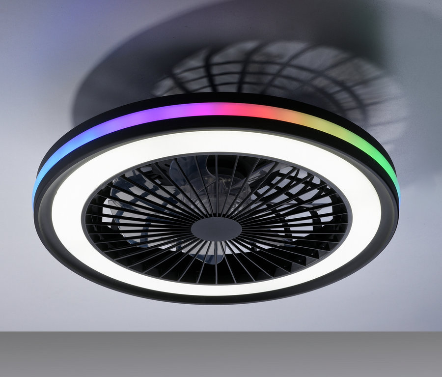 Schwarzer Deckenventilator mit integrierter Beleuchtung, der äußere Ring leuchtet in Regenbogenfarben, der innere Ring in Weiß.
