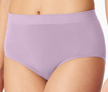 Nahaufnahme einer Person, die einen hellvioletten, hochgeschnittenen Slip mit geripptem Bund trägt.