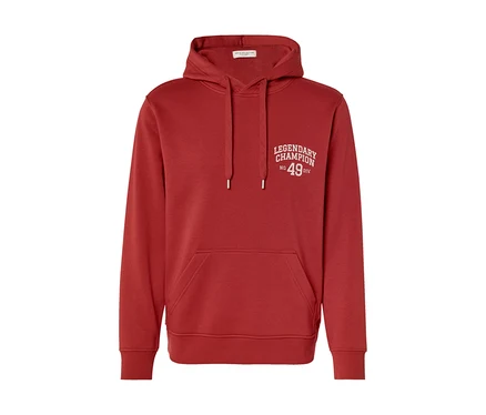Roter Kapuzenpullover mit Kängurutasche, Kordelzug und weißem Schriftzug „LEGENDARY CHAMPION NO. 49 DIV“ auf der Brust.