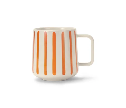 Cremefarbener Kaffeebecher mit vertikalen orangefarbenen Streifen und Henkel.
