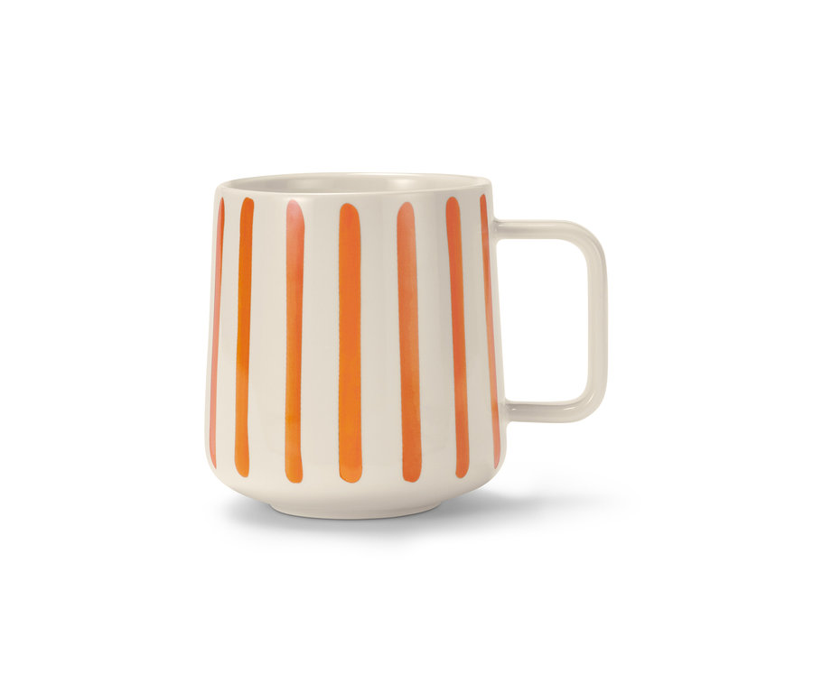 Cremefarbener Kaffeebecher mit vertikalen orangefarbenen Streifen und Henkel.