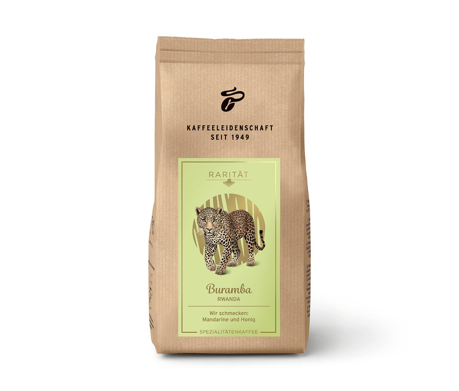 Eine braune Kaffeepackung "Rarität Buramba Rwanda" mit einem Leoparden auf einem grünen Etikett.