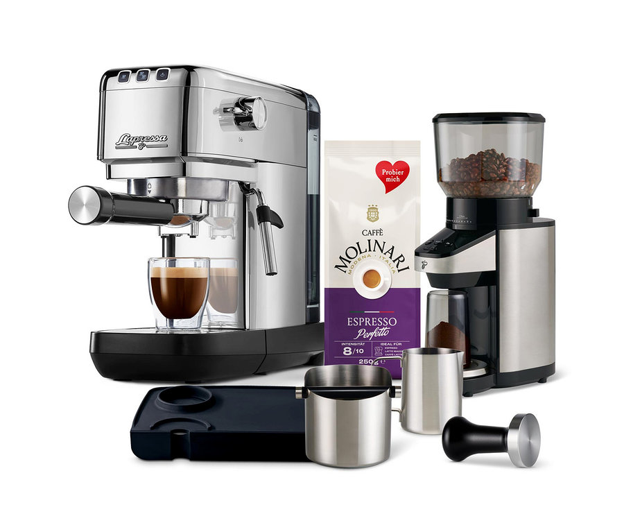 Silberfarbene Lapressa Profi Set Kaffeemaschine mit Zubehör und Kaffeepackung.