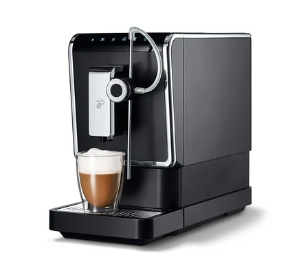 Ein anthrazitfarbener »Esperto Pro« Tchibo Kaffeevollautomat mit einer Tasse Kaffee.
