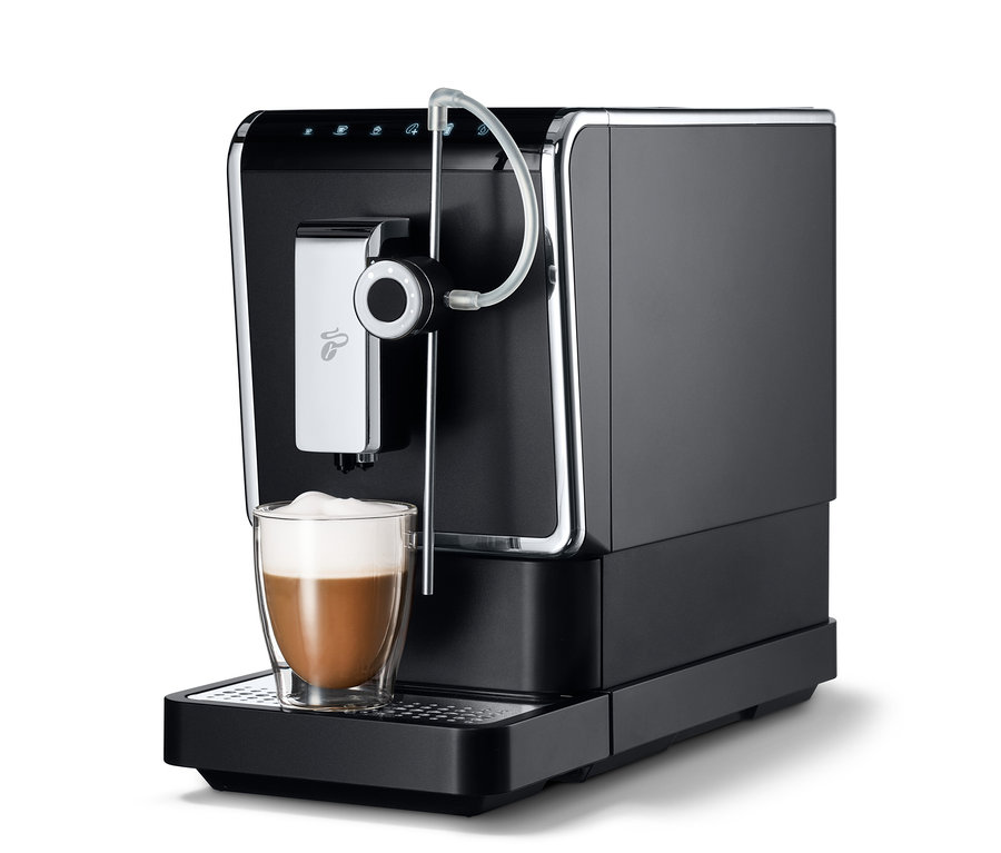 Ein anthrazitfarbener »Esperto Pro« Tchibo Kaffeevollautomat mit einer Tasse Kaffee.