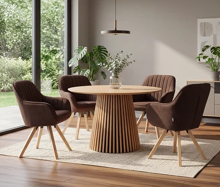 Ein Esszimmer mit einem runden Holztisch mit Lamellenfuß und vier dunkelbraunen deVries Diningsessel Matera auf einem hellen Teppich. Im Hintergrund ist ein großes Fenster mit Blick in einen Garten.