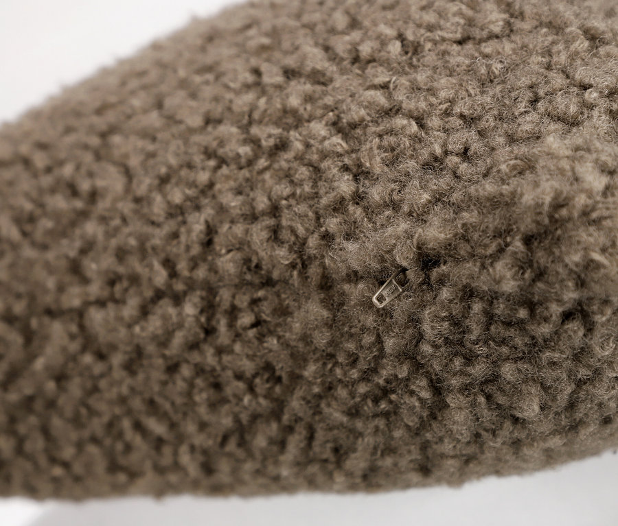 Nahaufnahme eines taupefarbenen SCHÖNER WOHNEN-Kollektion Dekokissenbezugs »TEDDY« mit flauschiger Textur und Reißverschluss.