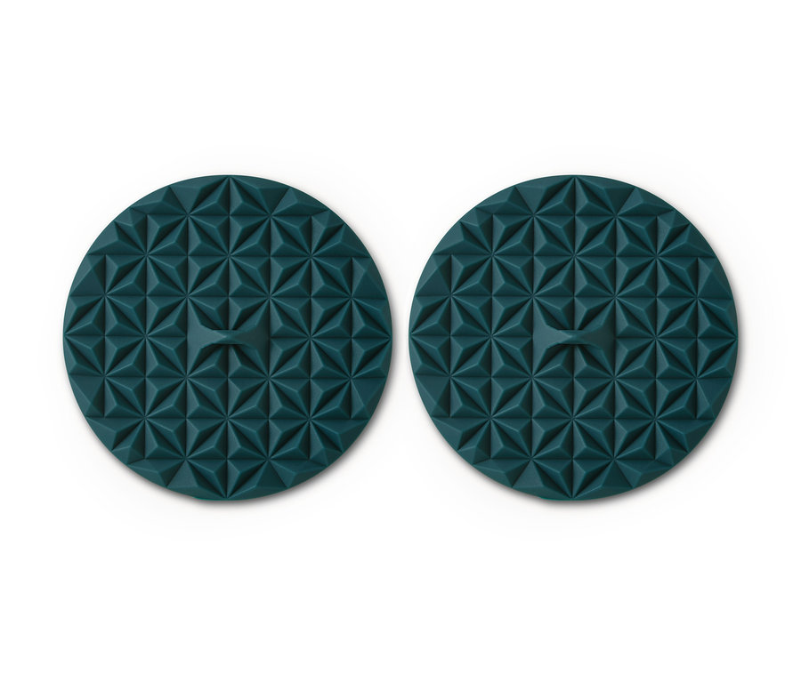 Zwei kleine Silikon-Frischhaltedeckel mit geometrischem Muster.