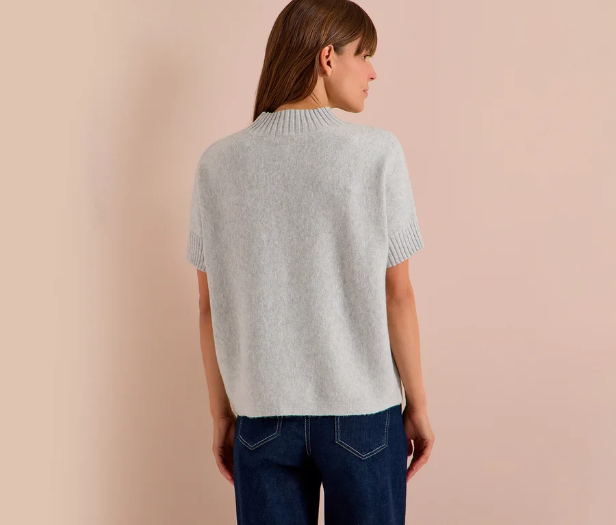 Frau von hinten, trägt einen grauen, kurzärmeligen CECIL Strickpullover und dunkelblaue Jeans.