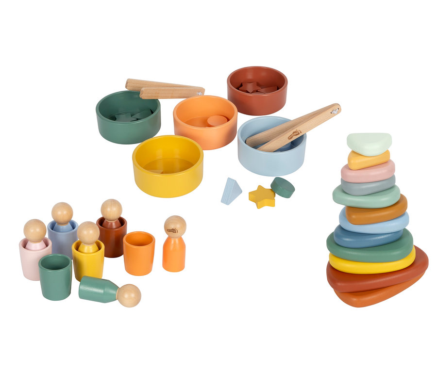 Eine Sammlung bunter Holzspielzeuge, darunter fünf Schalen mit kleinen Formen und zwei Zangen, sechs Steckpuppen mit passenden Bechern und ein Stapel aus neun unregelmäßigen, abgerundeten Teilen in Pastell- und Erdtönen.