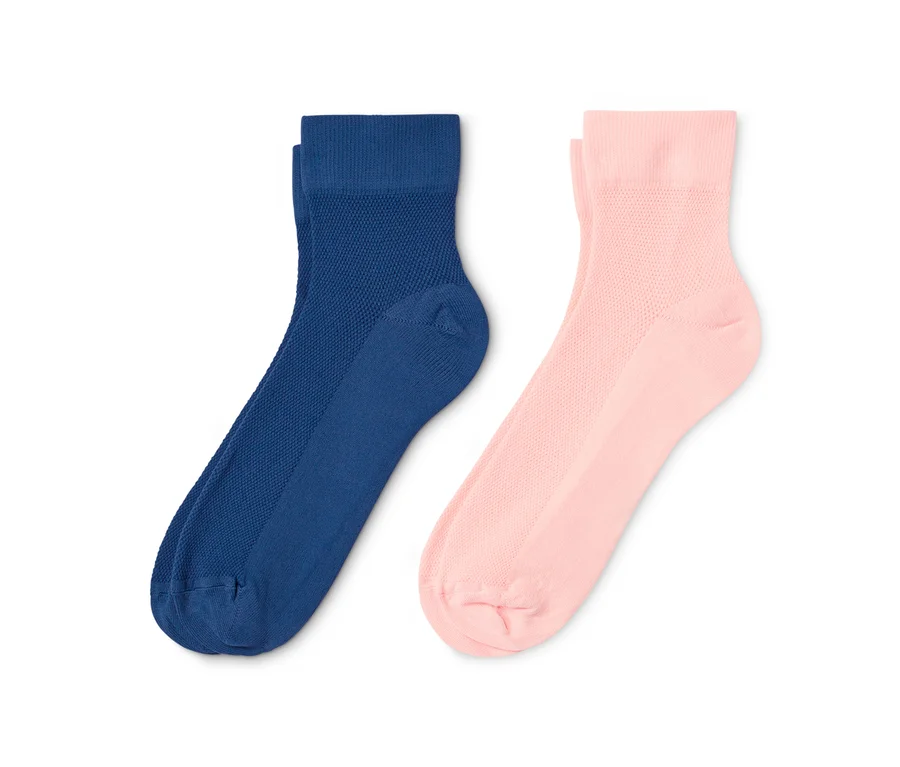 Zwei Paar Sportsocken: ein Paar marineblau, ein Paar hellrosa.