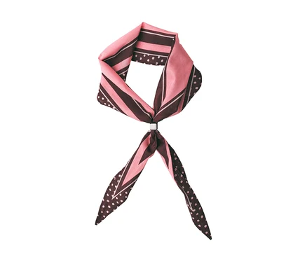 Street One Bandana in Pink und Dunkelbraun mit Streifen- und Punktemuster, zusammengehalten von einem silbernen Ring.