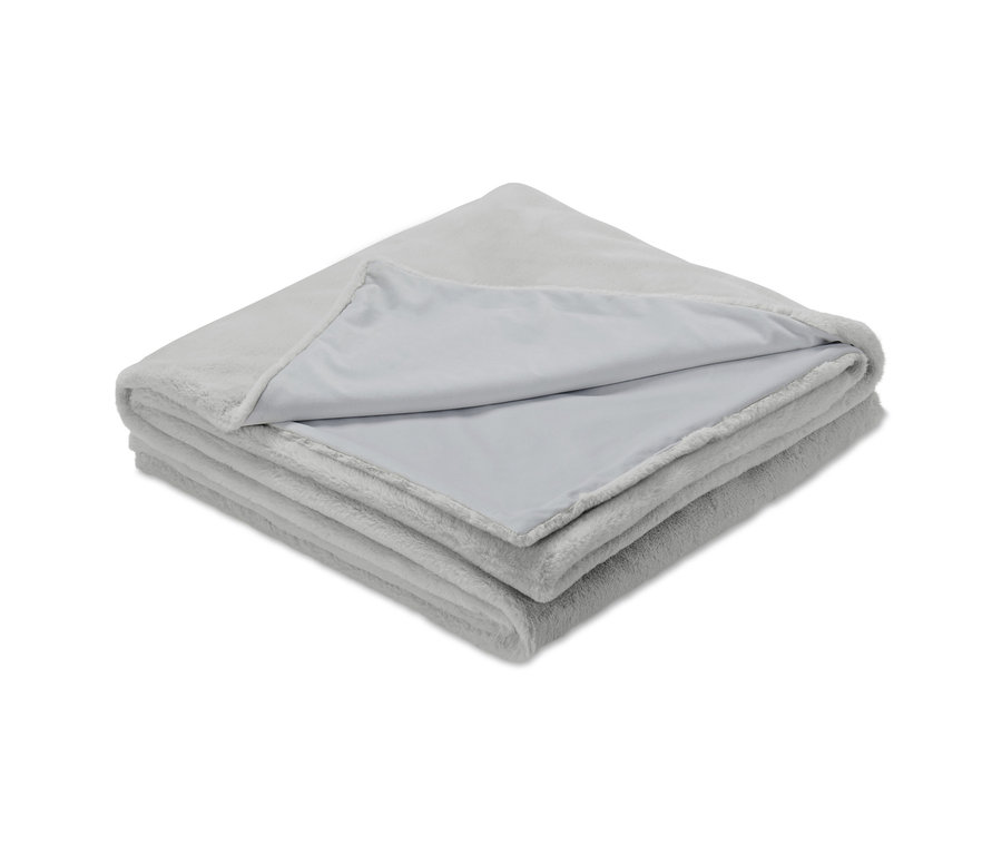 Gefaltete Premium-Kuscheldecke aus Kunstfell in Hellgrau.