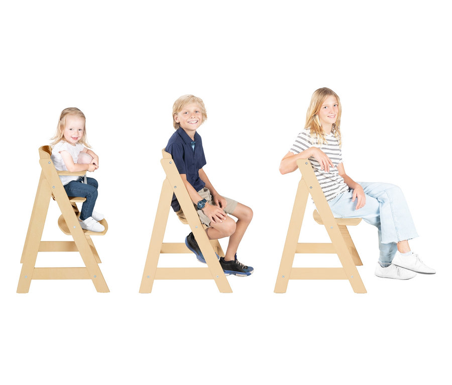Drei Kinder sitzen auf naturbelassenen roba Treppenhochstühlen »Sit Up Flex«.
