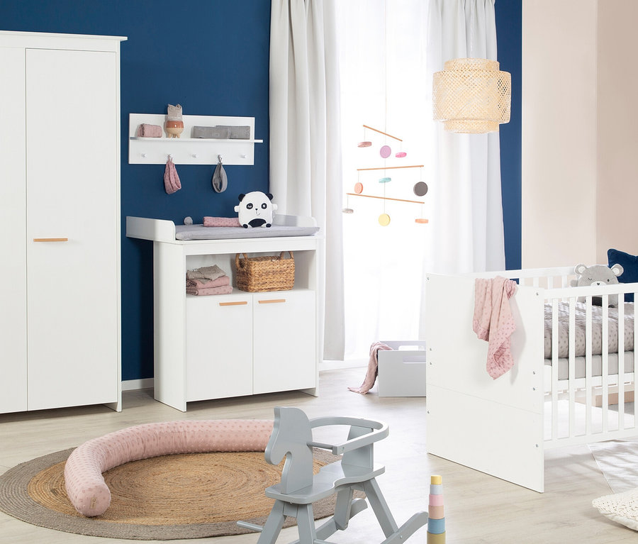 Kinderzimmer mit weißem Bett, Wickelkommode und Schrank aus dem roba »Anton« Kinderzimmerset.
