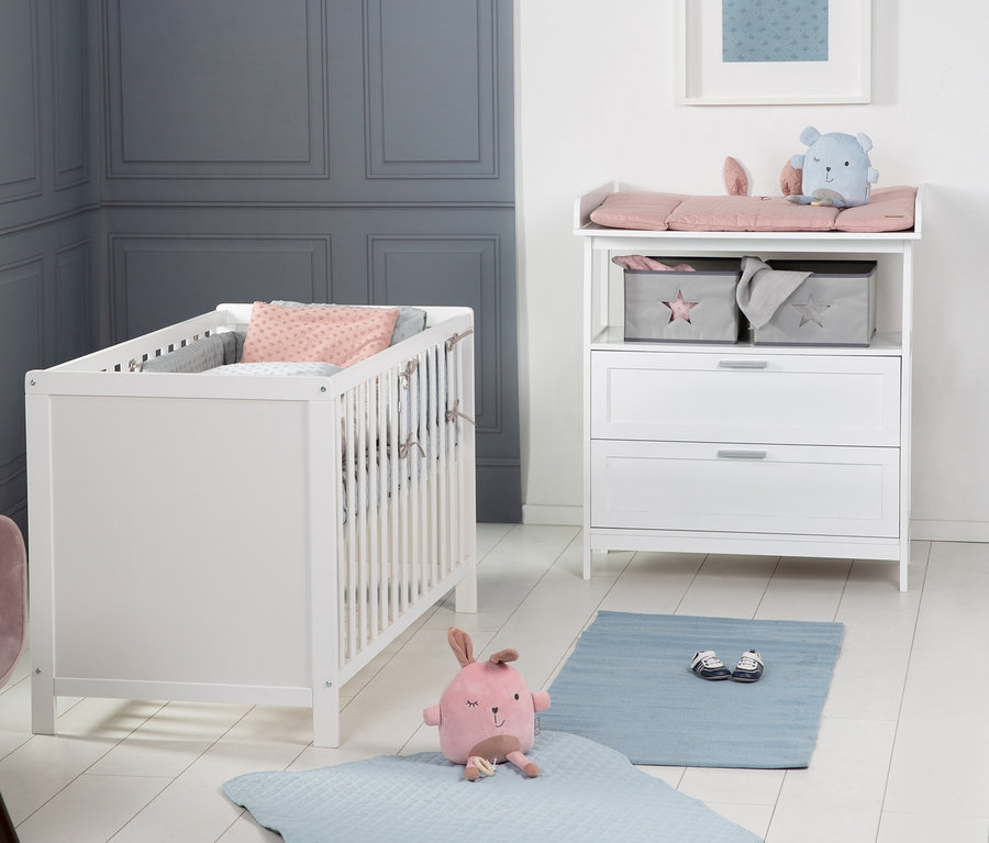 Kinderzimmer mit roba Kinderzimmer-Set, bestehend aus weißem Bett und Kommode. Blauer Teppich und Stofftier auf dem Boden.