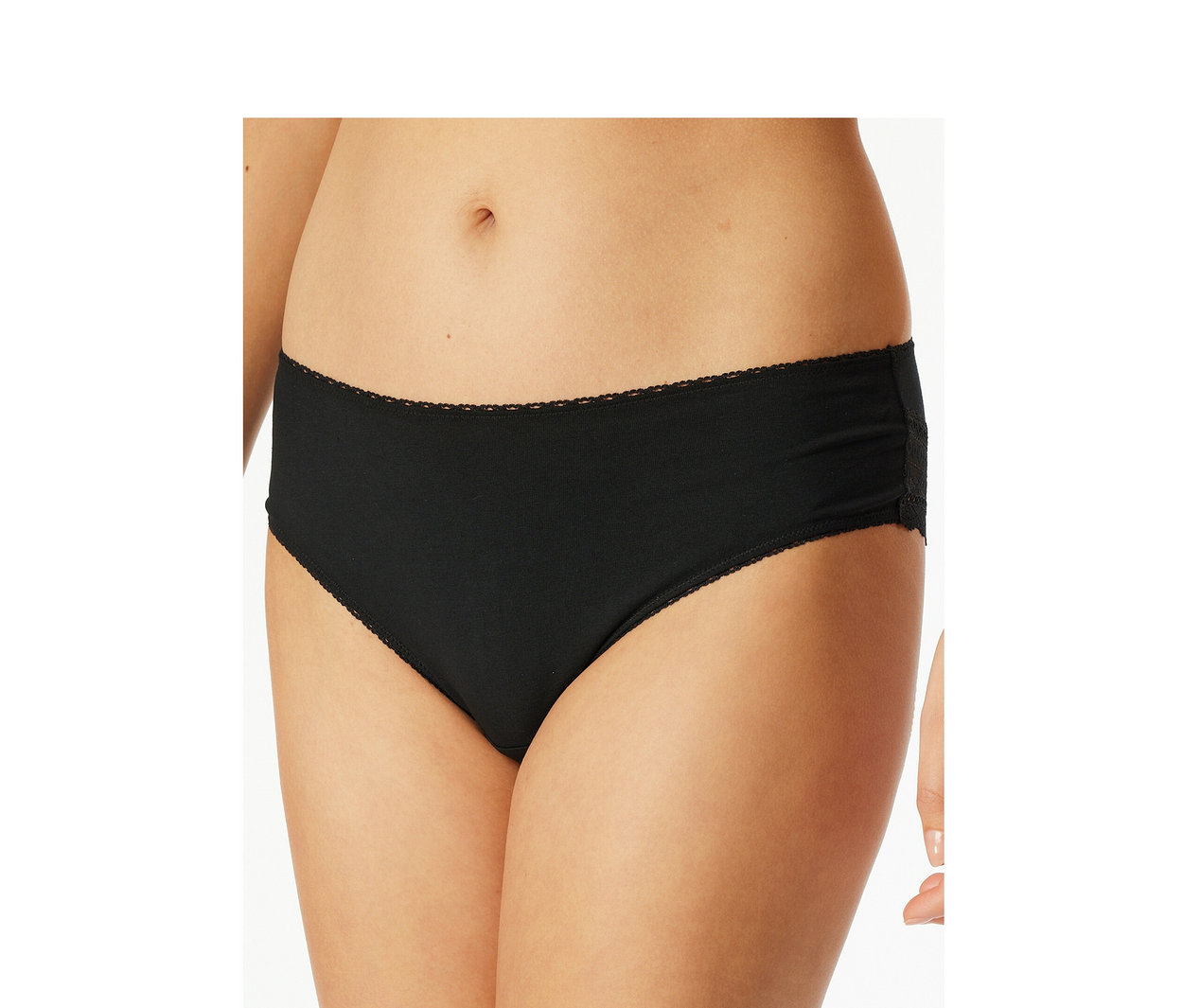 Eine Person trägt schwarze SCHIESSER Brazilian-Slips mit dezentem Besatz am Bund und an den Beinöffnungen.