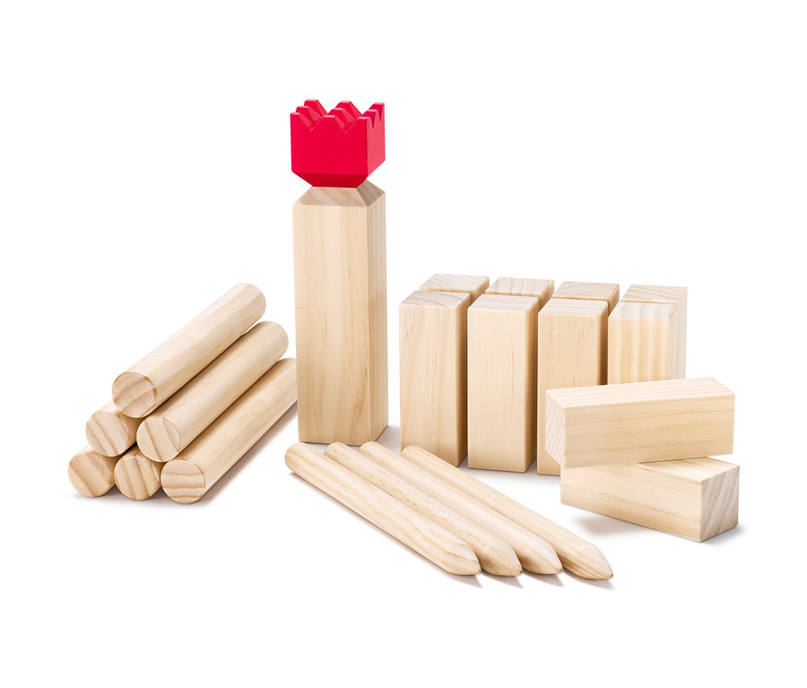 Ein Kubb-Spiel aus Holz.