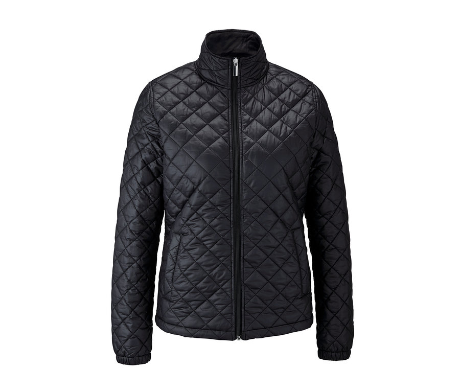 Schwarze Steppjacke mit Reißverschluss vorne.