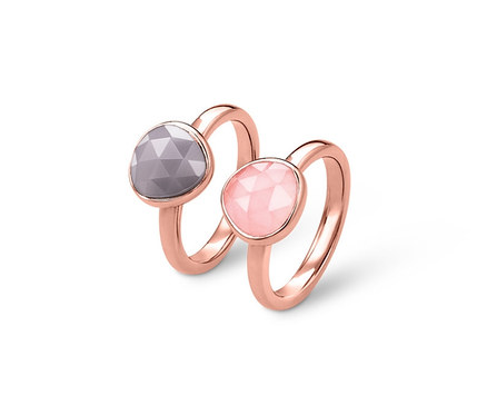 Zwei rosévergoldete Silberring-Sets mit Edelsteinen.