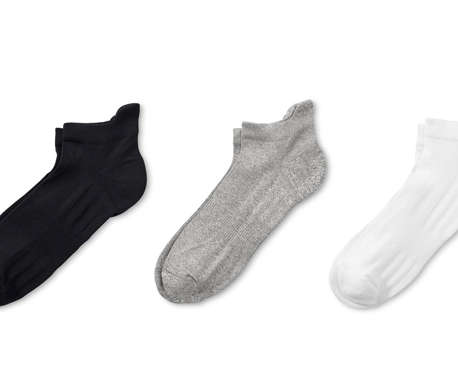 Drei Paar Funktions-Laufsocken in Schwarz, Grau und Weiss.