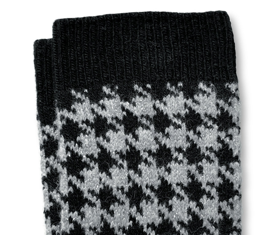 Detailaufnahme von 2 Paar Socken mit Wollanteil im Hahnentrittmuster.