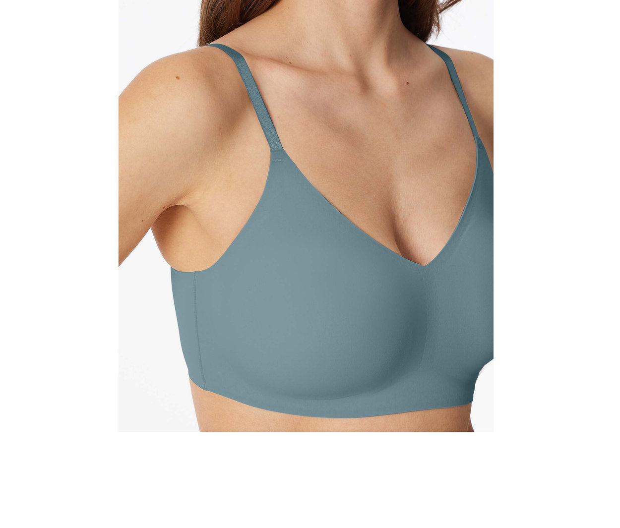 Frau trägt ein petrolfarbenes SCHIESSER Invisible Bustier mit Pads.