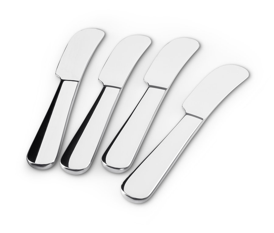 Vier Buttermesser liegen auf einem weißen Hintergrund.