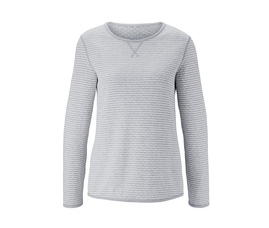 Grauer, gestreifter Wende-Pyjama mit langen Ärmeln.