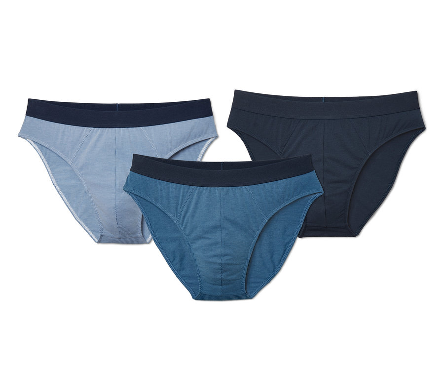 Drei Herrenslips in verschiedenen Blautönen auf weißem Hintergrund. 3 Slips.