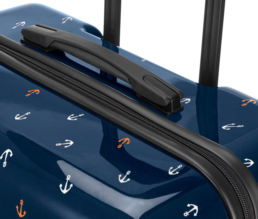 Detailansicht von einem kleinen Hartschalen-Koffer mit blauem Hintergrund und Anker-Muster.