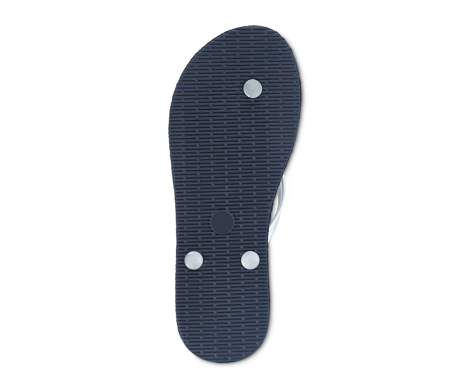 Detailaufnahme eines blauen Bade-Zehentrenners.
