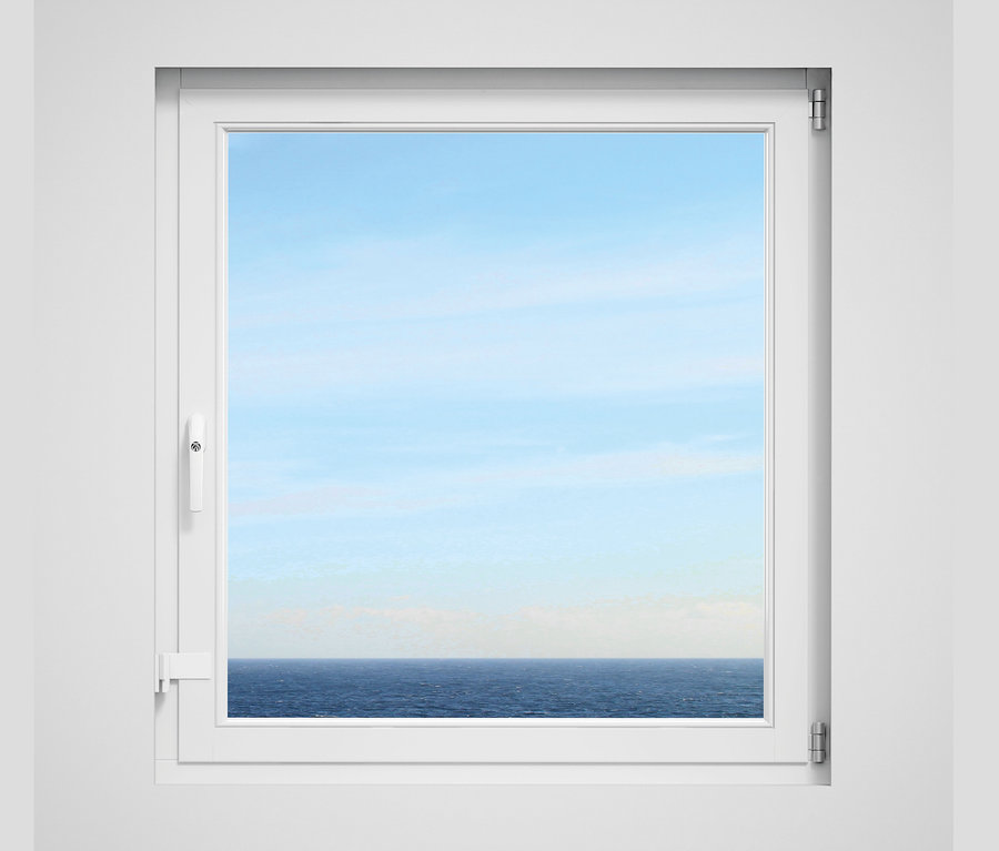 Weißes Fenster mit Blick auf Meer und Himmel. ABUS-Fenstersicherheitspaket »Good« ist installiert.