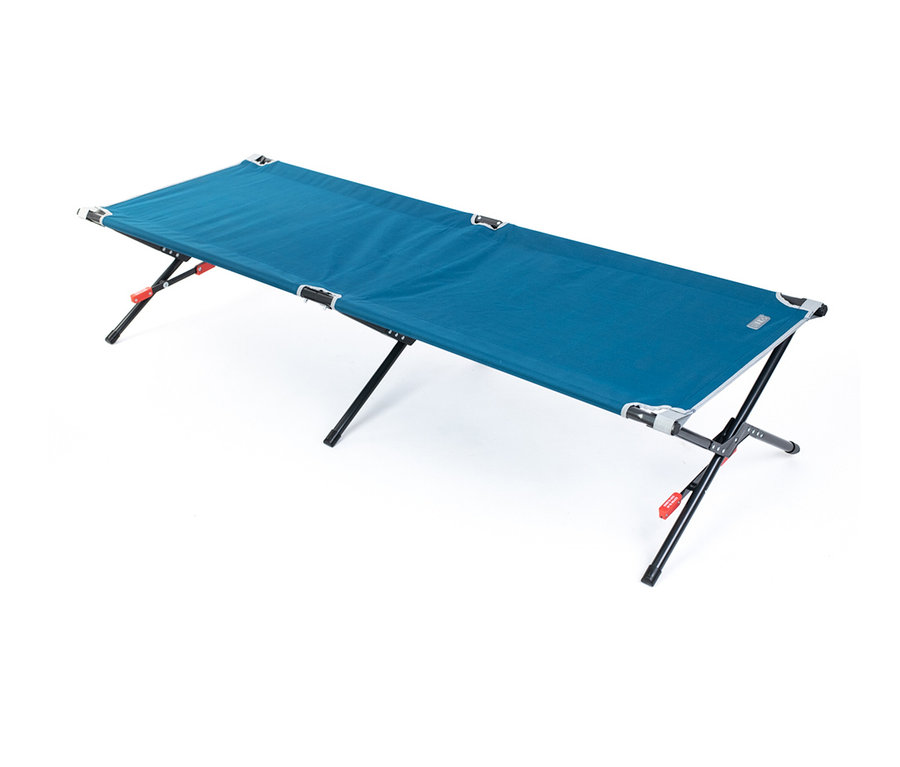 Eine blaue Campingliege mit schwarzem Gestell auf weißem Hintergrund.