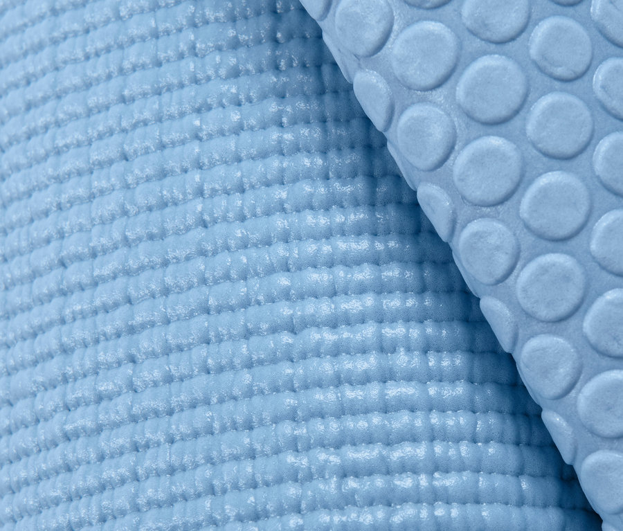 Detailaufnahme einer hellblauen Yoga- und Fitnessmatte.
